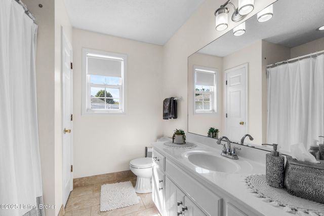 5214 Plume Dr, Louisville, KY 40258