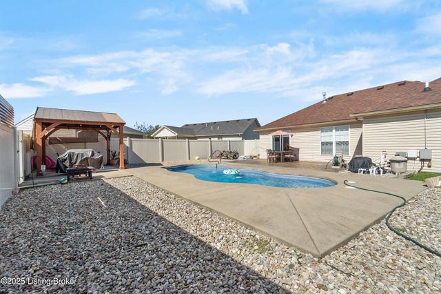 5214 Plume Dr, Louisville, KY 40258