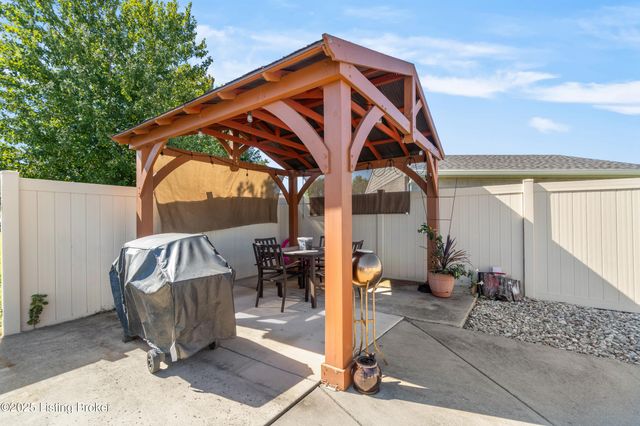 5214 Plume Dr, Louisville, KY 40258