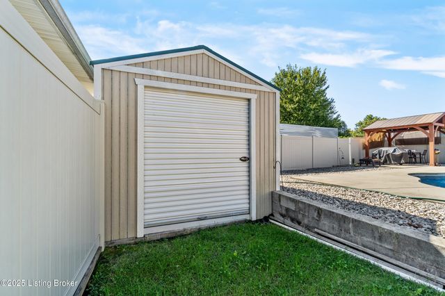 5214 Plume Dr, Louisville, KY 40258