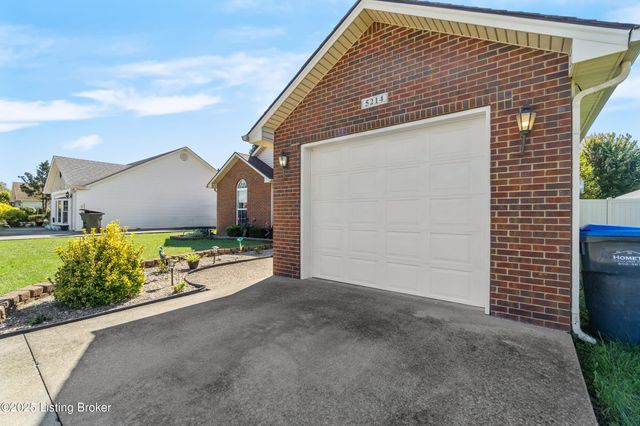 5214 Plume Dr, Louisville, KY 40258