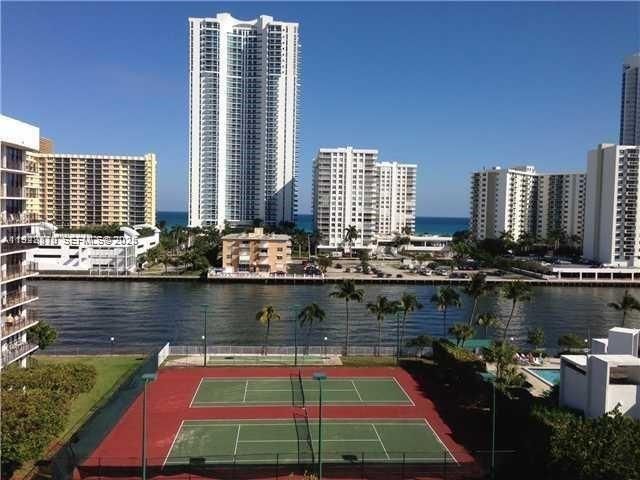 800 Parkview Dr 1018, Hallandale Beach, FL 33009