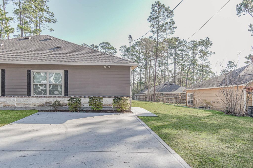 15786 Cottonwood Drive, Montgomery, TX 77356