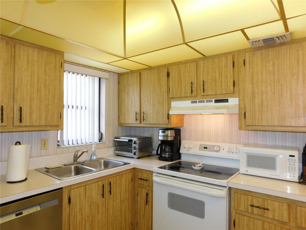 Image 15 of property listing at 5400 34TH STREET W L5, Bradenton, FL 34210