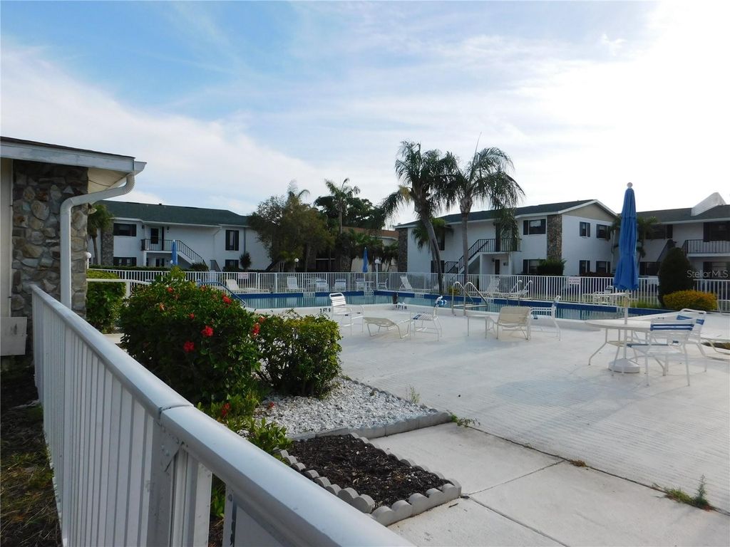 Image 7 of property listing at 5400 34TH STREET W L5, Bradenton, FL 34210