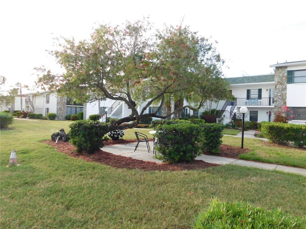 Image 8 of property listing at 5400 34TH STREET W L5, Bradenton, FL 34210