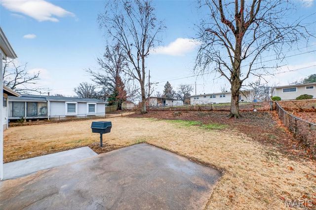 2500 Dove Drive, Florissant, MO 63031