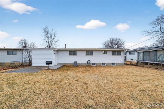 2500 Dove Drive, Florissant, MO 63031