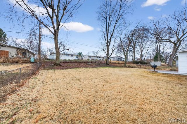 2500 Dove Drive, Florissant, MO 63031