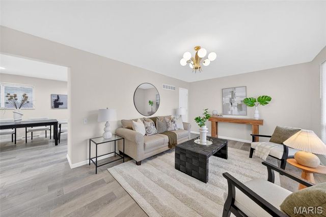 2500 Dove Drive, Florissant, MO 63031