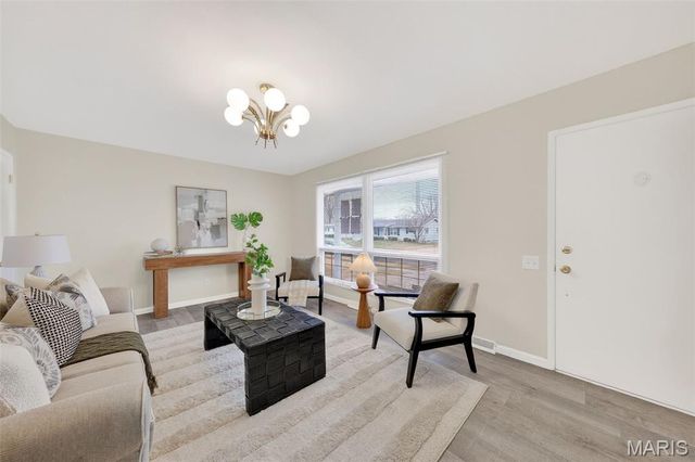 2500 Dove Drive, Florissant, MO 63031