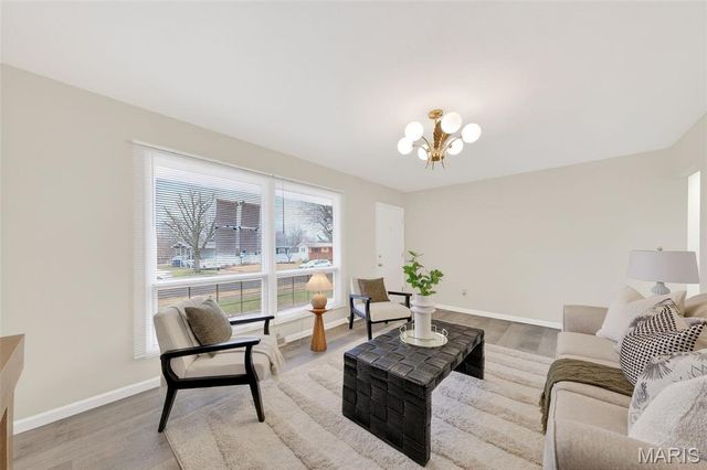 2500 Dove Drive, Florissant, MO 63031