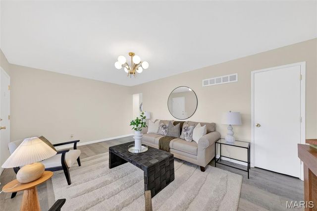 2500 Dove Drive, Florissant, MO 63031