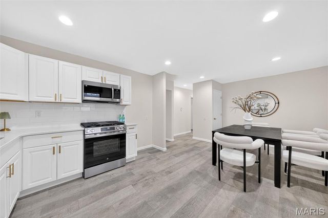 2500 Dove Drive, Florissant, MO 63031