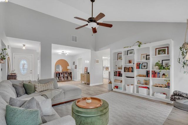 17 Kensington Ct, Brentwood, CA 94513