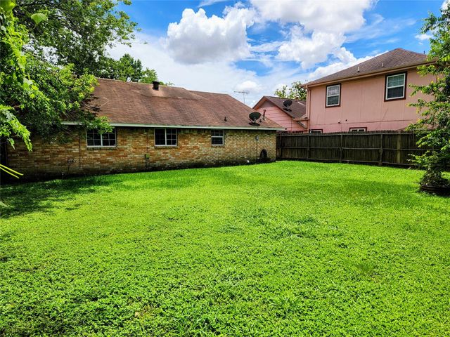 4518 Oak Shadows Drive, Houston, TX 77091