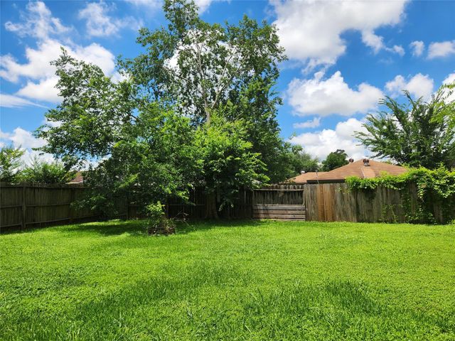4518 Oak Shadows Drive, Houston, TX 77091