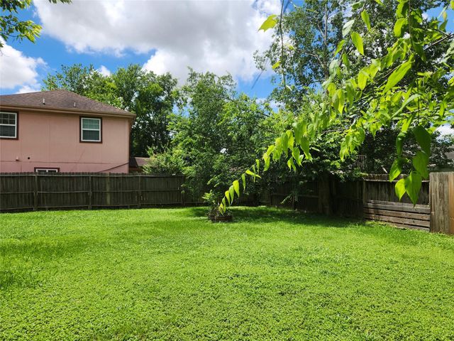 4518 Oak Shadows Drive, Houston, TX 77091