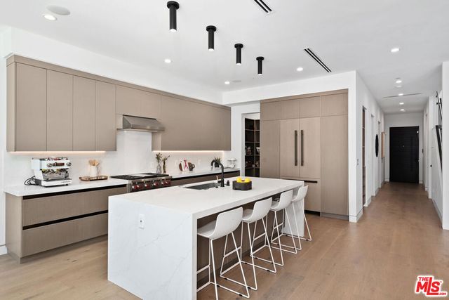 714 N La Jolla Avenue, Los Angeles, CA 90046