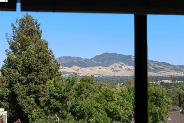 420 Brandywine Ln, Pleasant Hill, CA 94523