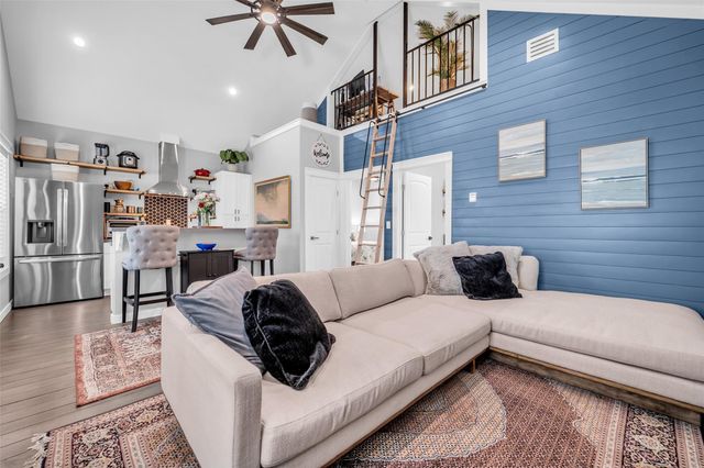 1094 Cedar Lane, Gilchrist, TX 77617