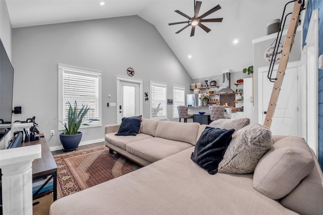 1094 Cedar Lane, Gilchrist, TX 77617