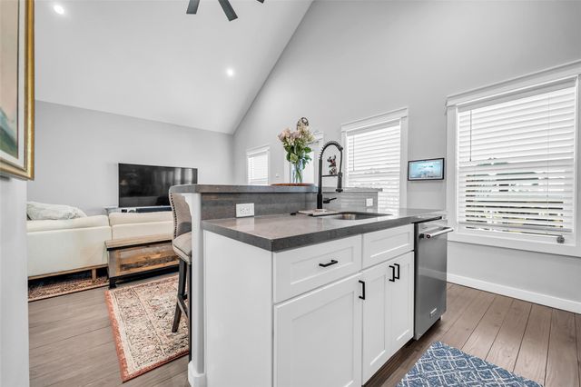 1094 Cedar Lane, Gilchrist, TX 77617