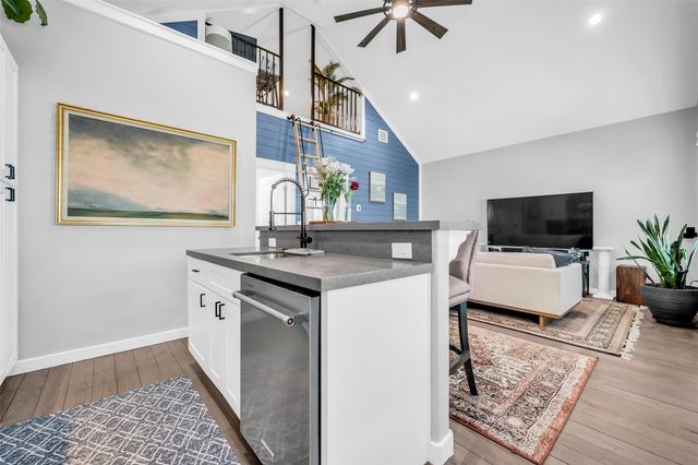 1094 Cedar Lane, Gilchrist, TX 77617