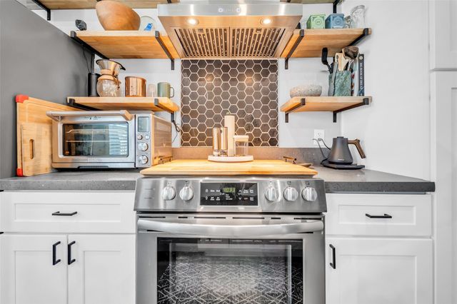 1094 Cedar Lane, Gilchrist, TX 77617