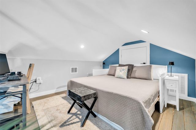 1094 Cedar Lane, Gilchrist, TX 77617