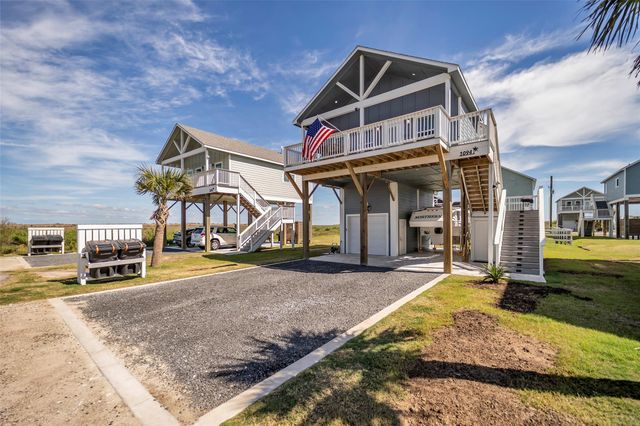 1094 Cedar Lane, Gilchrist, TX 77617