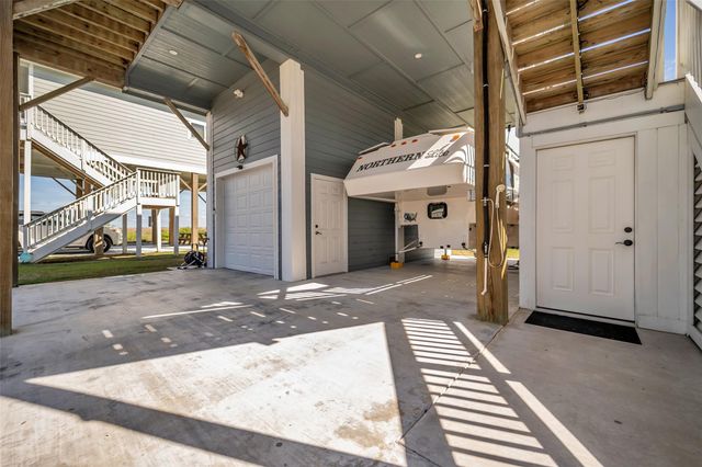 1094 Cedar Lane, Gilchrist, TX 77617