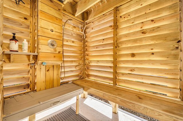 1094 Cedar Lane, Gilchrist, TX 77617