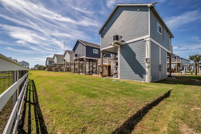 1094 Cedar Lane, Gilchrist, TX 77617