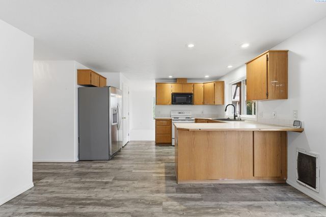 16 W 48th Ave, Kennewick, WA 99337