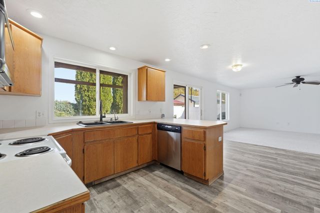 16 W 48th Ave, Kennewick, WA 99337