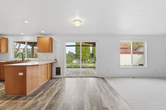 16 W 48th Ave, Kennewick, WA 99337