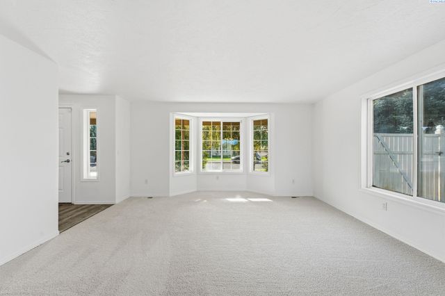 16 W 48th Ave, Kennewick, WA 99337