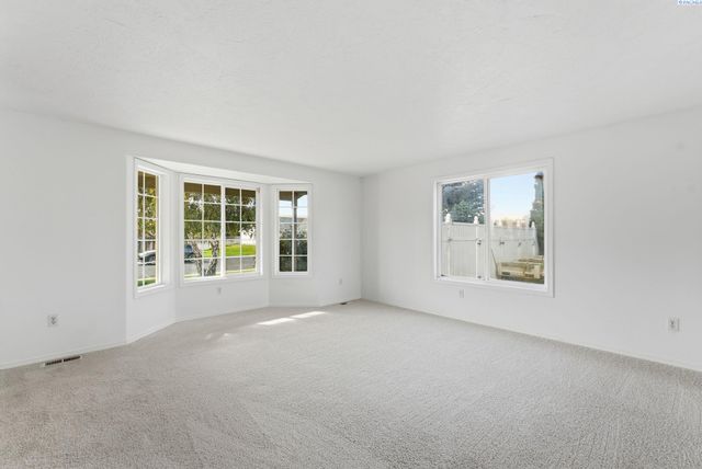 16 W 48th Ave, Kennewick, WA 99337