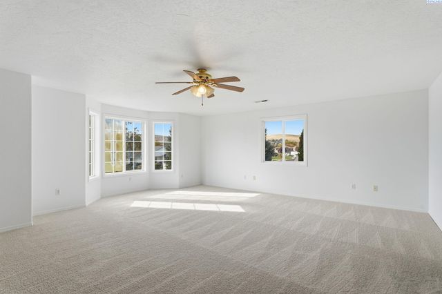 16 W 48th Ave, Kennewick, WA 99337