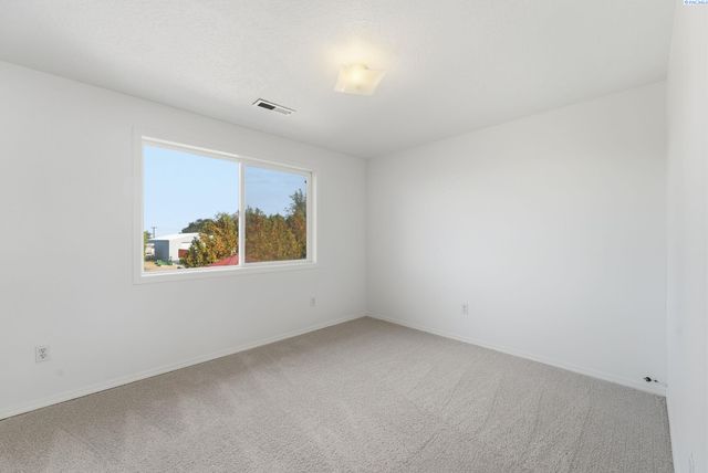 16 W 48th Ave, Kennewick, WA 99337