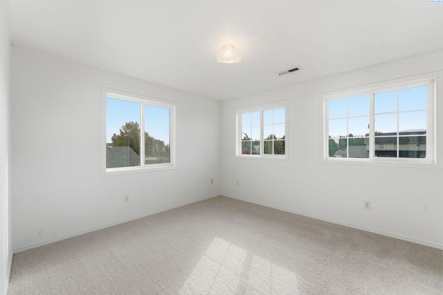 16 W 48th Ave, Kennewick, WA 99337