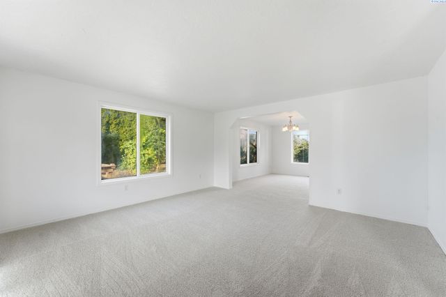 16 W 48th Ave, Kennewick, WA 99337