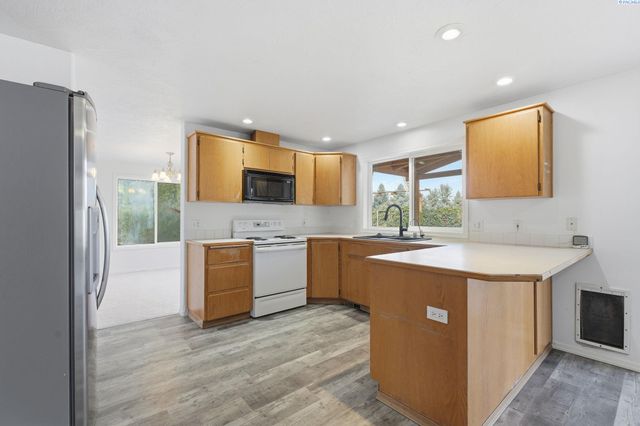 16 W 48th Ave, Kennewick, WA 99337