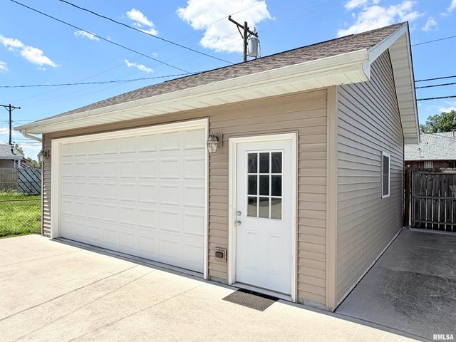 1809 S STATE Street, Springfield, IL 62704