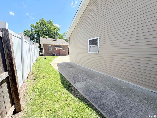 1809 S STATE Street, Springfield, IL 62704