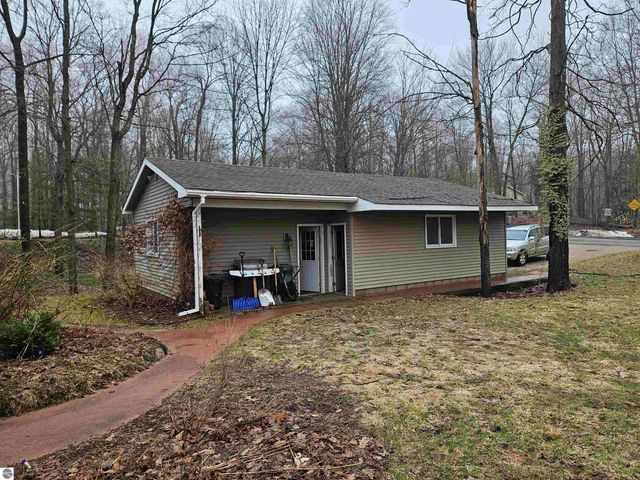 2475 E Potter Road, Traverse City, MI 49696