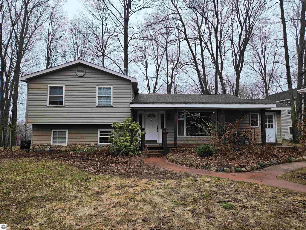 2475 E Potter Road, Traverse City, MI 49696