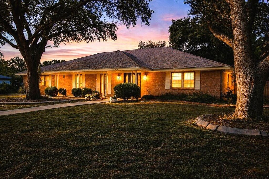 Image 1 of property listing at 2725 Alta Vista Lane, San Angelo, TX 76904