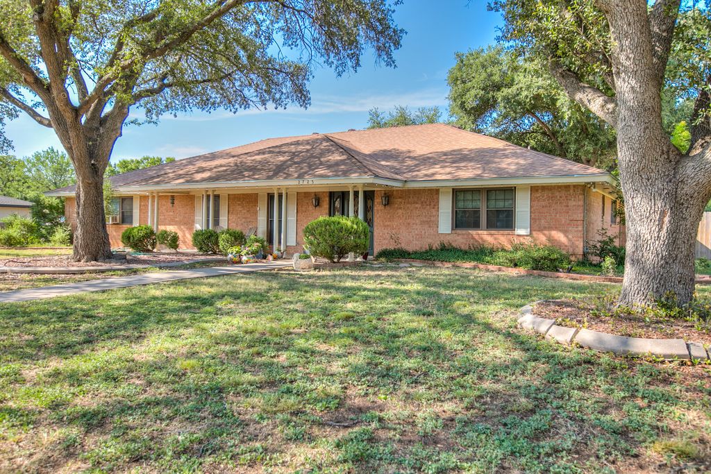 Image 2 of property listing at 2725 Alta Vista Lane, San Angelo, TX 76904